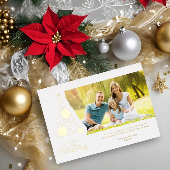 Tarjeta Festiva Con Relieve Metalizado White Trendy Luxury Christmas Tree Photo (White Trendy Luxury Christmas Tree Photo Family Metallic Foil Holiday Card.)