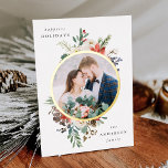 Tarjeta Festiva Con Relieve Metalizado Winter Floral Gold Circle Photo<br><div class="desc">Elegante tarjeta de fotos de vacaciones mostrando tu foto favorita dentro de un marco de círculo de Relieve metalizado dorado adornado con flores de poinsettia acuática, rosas de marfil, conos de pino, bayas y hojas verdes exuberantes sobre un fondo blanco. Personalice la tarjeta de vacaciones de Relieve metalizado dorado añadiendo...</div>