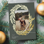 Tarjeta Festiva Con Relieve Metalizado Winter Garland Wreath Joy Script Photo & Monogram<br><div class="desc">Disfrute de la alegría de la temporada de vacaciones con nuestra tarjeta de vacaciones de Relieve metalizado de Navidades de guirnaldas de invierno. Nuestras tarjetas personalizadas cuentan con nuestro diseño de guirnaldas de invierno con tu foto, firma familiar y monograma en un escudo festivo y elegante en la parte posterior...</div>