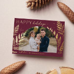 Tarjeta Festiva Con Relieve Metalizado Winter Laurel | Foto de Felices Fiestas<br><div class="desc">Moda y elegante diseño de tarjetas de vacaciones con una única foto horizontal o orientada al paisaje en un diseño único de arcos, adornado con un follaje botánico muy detallado en un Relieve metalizado de oro de lujo. "Felices Fiestas" aparece en la parte superior izquierda, con el nombre de tu...</div>