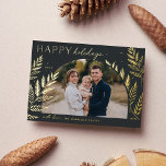 Tarjeta Festiva Con Relieve Metalizado Winter Laurel | Foto de Felices Fiestas<br><div class="desc">Moda y elegante diseño de tarjetas de vacaciones con una única foto horizontal o orientada al paisaje en un diseño único de arcos, adornado con un follaje botánico muy detallado en un Relieve metalizado de oro de lujo. "Felices Fiestas" aparece en la parte superior izquierda, con el nombre de tu...</div>