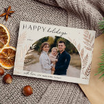 Tarjeta Festiva Con Relieve Metalizado Winter Laurel | Foto de Felices Fiestas<br><div class="desc">Moda y elegante diseño de tarjetas de vacaciones con una única foto horizontal o orientada al paisaje en un diseño único de arcos, adornado con un follaje botánico muy detallado en un Relieve metalizado de oro de lujo. "Felices Fiestas" aparece en la parte superior izquierda, con el nombre de tu...</div>