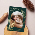 Tarjeta Festiva Con Relieve Metalizado Winter Laurel | Foto de Felices Fiestas<br><div class="desc">Moda y elegante diseño de tarjetas de vacaciones con una sola foto vertical o retrato en un diseño único en arcos, adornado con un follaje botánico finamente detallado en Relieve metalizado dorado. "Felices Fiestas" aparece en la parte superior izquierda, con el nombre de su familia en la parte inferior derecha....</div>