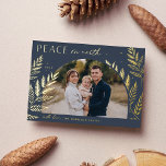 Tarjeta Festiva Con Relieve Metalizado Winter Laurel | Foto de Peace on Earth<br><div class="desc">Moda y elegante diseño de tarjetas de vacaciones con una única foto horizontal o orientada al paisaje en un diseño único de arcos, adornado con un follaje botánico muy detallado en un Relieve metalizado de oro de lujo. "Paz en la Tierra" aparece en la parte superior izquierda, con el nombre...</div>