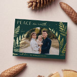 Tarjeta Festiva Con Relieve Metalizado Winter Laurel | Foto de Peace on Earth<br><div class="desc">Moda y elegante diseño de tarjetas de vacaciones con una única foto horizontal o orientada al paisaje en un diseño único de arcos, adornado con un follaje botánico muy detallado en un Relieve metalizado de oro de lujo. "Paz en la Tierra" aparece en la parte superior izquierda, con el nombre...</div>