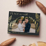 Tarjeta Festiva Con Relieve Metalizado Winter Laurel | Foto de Peace on Earth<br><div class="desc">Moda y elegante diseño de tarjetas de vacaciones con una única foto horizontal o orientada al paisaje en un diseño único de arcos, adornado con un follaje botánico muy detallado en un Relieve metalizado de oro de lujo. "Paz en la Tierra" aparece en la parte superior izquierda, con el nombre...</div>