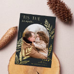 Tarjeta Festiva Con Relieve Metalizado Winter Laurel | Foto de temporada<br><div class="desc">Moda y elegante diseño de tarjetas de vacaciones con una sola foto vertical o retrato en un diseño único en arcos, adornado con un follaje botánico finamente detallado en Relieve metalizado dorado. "Esta es la temporada" aparece en la parte superior izquierda, con el nombre de su familia en la parte...</div>