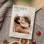 Tarjeta Festiva Con Relieve Metalizado Winter Laurel | Fotos navideñas de Feliz<br><div class="desc">Moda y elegante diseño de tarjetas de vacaciones con una sola foto vertical o retrato en un diseño único en arcos, adornado con un follaje botánico muy detallado en Relieve metalizado de oro subió. "Feliz Navidad" aparece en la parte superior izquierda, con el nombre de tu familia en la parte...</div>