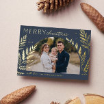 Tarjeta Festiva Con Relieve Metalizado Winter Laurel | Fotos navideñas de Feliz<br><div class="desc">Moda y elegante diseño de tarjetas de vacaciones con una única foto horizontal o orientada al paisaje en un diseño único de arcos, adornado con un follaje botánico muy detallado en un Relieve metalizado de oro de lujo. "Feliz Navidad" aparece en la parte superior izquierda, con el nombre de tu...</div>