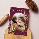 Tarjeta Festiva Con Relieve Metalizado Winter Laurel | Fotos navideñas de Feliz<br><div class="desc">Moda y elegante diseño de tarjetas de vacaciones con una sola foto vertical o retrato en un diseño único en arcos, adornado con un follaje botánico finamente detallado en Relieve metalizado dorado. "Feliz Navidad" aparece en la parte superior izquierda, con el nombre de tu familia en la parte inferior derecha....</div>