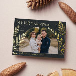 Tarjeta Festiva Con Relieve Metalizado Winter Laurel | Fotos navideñas de Feliz<br><div class="desc">Moda y elegante diseño de tarjetas de vacaciones con una única foto horizontal o orientada al paisaje en un diseño único de arcos, adornado con un follaje botánico muy detallado en un Relieve metalizado de oro de lujo. "Feliz Navidad" aparece en la parte superior izquierda, con el nombre de tu...</div>