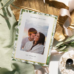 Tarjeta Festiva Con Relieve Metalizado Winter Meadow | Foto de Navidades botánicos<br><div class="desc">Comparte saludos de vacaciones con estas tarjetas de Navidades de fotos que incluyen tu juego de fotos favorito en un fondo blanco moderno y mínimo con un borde botánico verde recortado en Relieve metalizado dorado. Un área de mensajes editable le permite personalizar su saludo de vacaciones con letras modernas. Agregue...</div>