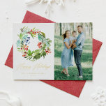 Tarjeta Festiva Con Relieve Metalizado Winterberry y Juniper Wreath Photo<br><div class="desc">Felices fiestas! Envíe su mensaje de vacaciones a la familia y amigos con esta tarjeta festiva acuarela. Cuenta con una cortina de flores de invierno y vegetación. Personalice esta tarjeta botánica de vacaciones con sus detalles. Esta tarjeta de vacaciones de Relieve metalizado dorado está disponible en otras cajas. Los elementos...</div>
