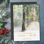 Tarjeta Festiva Con Relieve Metalizado Woodland Walk Peace and Love Rustic Country Gold<br><div class="desc">Tarjeta de navidades panorámicos acuarelas con tipografía de Relieve metalizado dorado de lujo. El diseño presenta un paisaje apacible de senderos rurales en invierno con luces de linterna y el suave resplandor del sol. El texto dice "deseándote paz y amor por Navidad y Año Nuevo" y la plantilla está lista...</div>