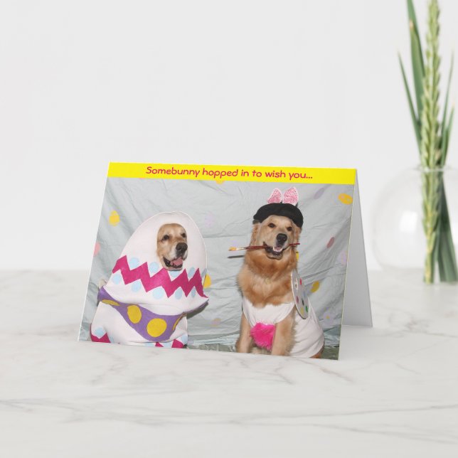 Tarjeta Festiva Conejito de pascua de oro que pinta el huevo de (Anverso)