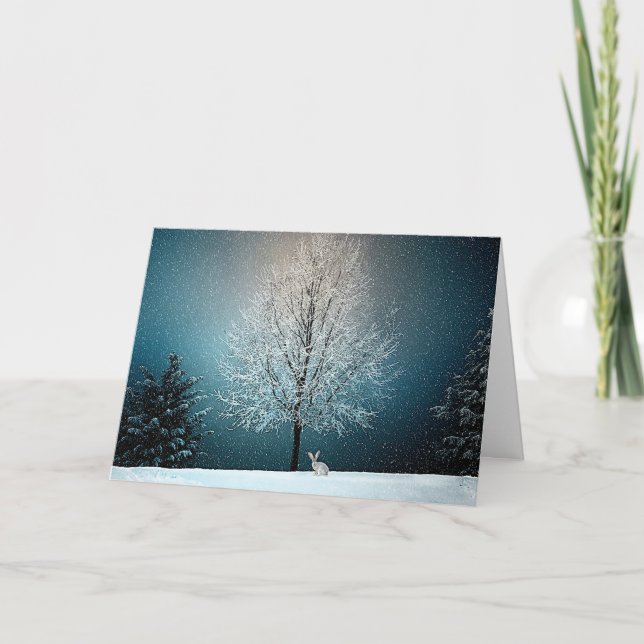 Tarjeta Festiva Conejito en un árbol del blanco de la nevada (Anverso)
