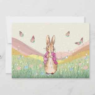 Tarjeta Festiva Conejo clásico en un campo de mariposas