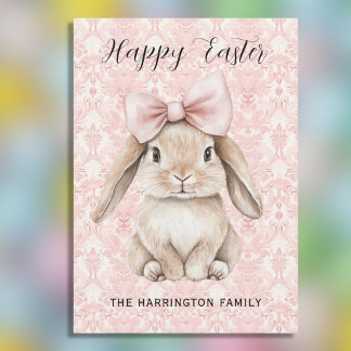Tarjeta Festiva Conejo de Pascua feliz con lazo sobre damasco rosa
