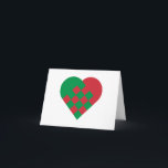 Tarjeta Festiva Corazón danés verde rojo<br><div class="desc">La forma del corazón en rojo y el verde basado en un diseño danés tradicional con un tablero de damas tejido miran.</div>