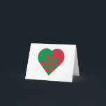Tarjeta Festiva Corazón danés verde rojo<br><div class="desc">La forma del corazón en rojo y el verde basado en un diseño danés tradicional con un tablero de damas tejido miran.</div>