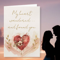 Corazón suave de acuarela con flores cálidas y dor