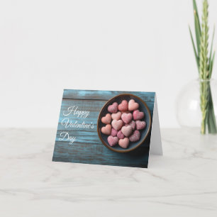 Tarjeta Festiva Corazones de caramelo en un tazón Saludo de San Va
