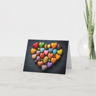 Tarjeta Festiva Corazones de Caramelo sobre Fondo Oscuro Saludo de