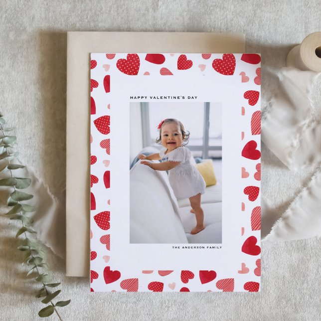Tarjeta Festiva Corazones de color rojo foto feliz Día de San Vale (Personalized Happy Valentine's Day card with cute watercolor hearts pattern. )