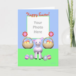 Tarjeta Festiva Cordero feliz de Pascua y huevos para foto