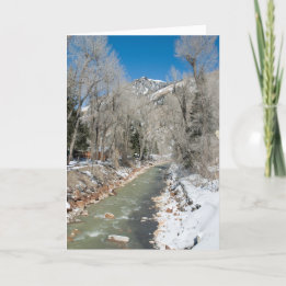 Tarjeta Festiva Corriente de montaña en invierno