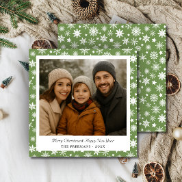 Tarjeta Festiva Cozy Green and White Snowflakes Holiday Photo