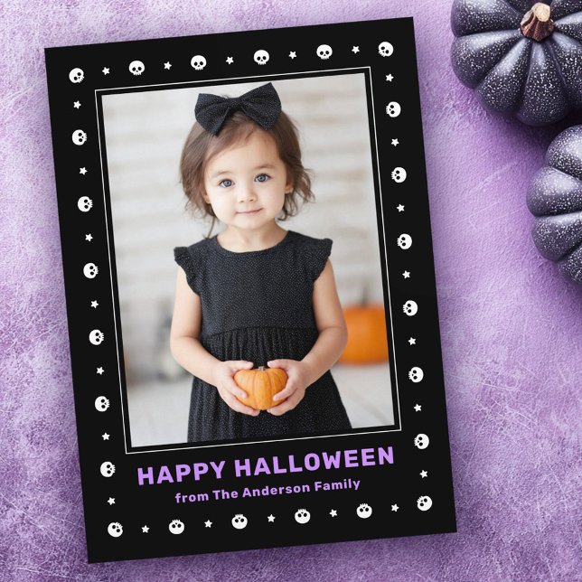Tarjeta Festiva Cráneos lindos y estrellas bordean foto negra de H (Cute skulls and stars border black Halloween photo Holiday Card)