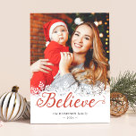 Tarjeta Festiva Creer guión de copos de nieve Navidades superpuest<br><div class="desc">Esta carta, muy bien hecha, es una celebración de la magia de la temporada, con un elegante guión de "Believe" delicadamente tejido con copos de nieve que superponen tu preciada foto de las vacaciones. Esta tarjeta también está disponible como descarga digital, por lo que puedes imprimirla fácilmente en casa o...</div>