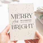Tarjeta Festiva Crema moderna morada y brillante no foto<br><div class="desc">Tarjeta de vacaciones moderna con "Merry and Bright" presentado con letras negras y fondo crema con sutiles puntos negros (nieve). Personalice la parte delantera de la tarjeta de vacaciones no fotográfica con su apellido y el año con letras negras. La tarjeta se invierte para mostrar tu mensaje personal con letras...</div>