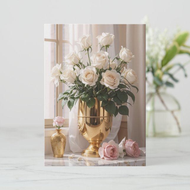 Tarjeta Festiva Cualquier Ocasión Rose Bouquet Gold Vase A La Luz  (Anverso de pie)