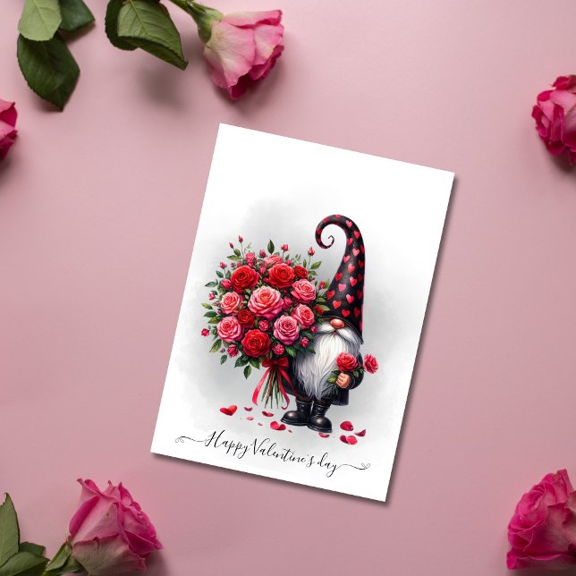 Tarjeta Festiva Cúpula negra con Día de San Valentín de rosas roja (Cute Black Gnome With Red Roses Valentines day Holiday Card)
