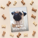 Tarjeta Festiva Cute Funny Paw Hum Pug Dog Mascota de vacaciones T<br><div class="desc">Esta tierna y divertida tarjeta fotográfica de vacaciones muestra un saludo que dice "Paw Hum Pug" en blanco sobre una foto vertical completa. ¡Este es el diseño perfecto para un dueño de pug! El respaldo presenta un sencillo patrón de rayas diagonales rojas y blancas. Para personalizar de este diseño más...</div>