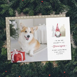 Tarjeta Festiva Cute Gnome Regrets | Foto de Navidades Mascotas<br><div class="desc">Esta tarjeta fotográfica de vacaciones de diseño minimalista incluye un bonito gnomo, una casa de pueblo y un árbol. Los tonos rojos, blancos, grises y beige le dan un toque acogedor. El texto en juego de palabras dice: "Estoy en la lista traviesa - remordimientos gnomos". La parte posterior contiene un...</div>