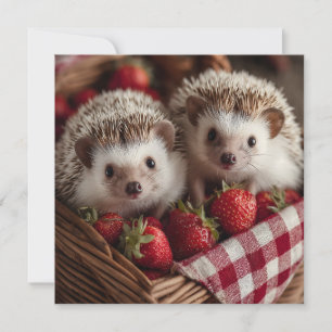 Tarjeta Festiva Cute Hedgehogs buscando desde una cesta de fresas