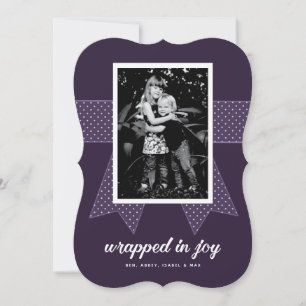 Tarjeta Festiva Cute Purple Ribbon Regalo Envuelto en Alegría Foto