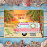 Tarjeta Festiva Cute RV Camper Warmest Wings Beach Navidades<br><div class="desc">Esta tarjeta de felicitación para Navidades de vacaciones Warmest incluye un lindo RV Camper en la playa. Está decorado con luces, una guirnalda y dos decoraciones de jardín rosa de Santa Flamingo. El camper está rodeado de palmeras con luces festivas y al fondo el sol se pone (o se levanta)...</div>