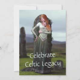 Tarjeta Festiva Dama celta posando frente a antiguas piedras