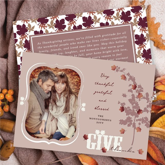 Tarjeta Festiva Dé las gracias por la caída de hojas del árbol de  (Give Thanks Falling Leaves Tree Thanksgiving Photo Holiday Card @ fat_fa_tin)