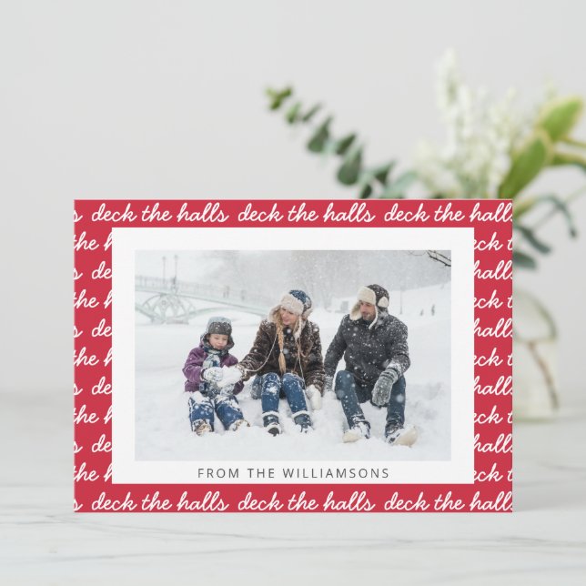 Tarjeta Festiva Deck The Halls Navidades Script Pattern Red Photo (Anverso de pie)