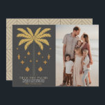 Tarjeta Festiva Deck the Palms Palm Tree Grey Navidades Photo<br><div class="desc">Esta minimalista moda "Deck the Palms" Navidad tarjeta de foto de vacaciones cuenta con una palmera en falso oro con adornos de vacaciones de Navidades en un fondo gris oscuro. El reverso presenta un fondo gris oscuro con motivos geométricos. Personalízalo para tus necesidades. Puedes encontrar productos coincidentes en mi tienda....</div>