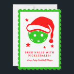 Tarjeta Festiva Decorar los pasillos con Navidades de bolas de pol<br><div class="desc">Esta tarjeta de Navidad de pickleball es un regalo perfecto para cualquier amante del pickleball. La parte delantera tiene un pickleball verde con un sombrero de Santa y un texto que dice "Deck the Halls with Pickleball". En la parte posterior, el diseño presenta un gráfico HO HO en el que...</div>
