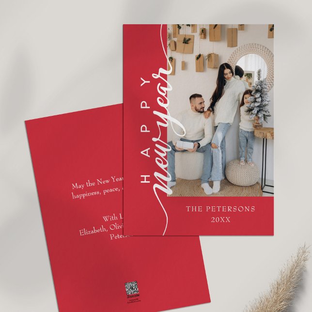 Tarjeta Festiva Deseo de Feliz Año Nuevo Rosa Moderno (Modern Pink Happy New Year Greeting Holiday Card on a table.)