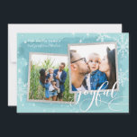 Tarjeta Festiva Deseos alegres Navidades Collage de fotos múltiple<br><div class="desc">¡Difunde alegría y felicidad este año con una tarjeta que aparece! Con un capricho moderno de caligrafía que dice "alegre" sobre un fondo azul texturado y acentuado con copos de nieve blancos y nevadas. Personalizar tus fotos, nombres de familia y nombres individuales. En la parte posterior, hay un patrón de...</div>