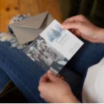 Tarjeta Festiva Deseos más cálidos Árbol Evergreen cubierto de nie<br><div class="desc">Sencilla y elegante, esta tarjeta de felicitación de vacaciones es la manera perfecta de enviar cálidos deseos a amigos y familiares en esta temporada de vacaciones. El diseño se caracteriza por una acuarela, un árbol verde a mano con nieve en las ramas. La parte trasera está decorada con copos de...</div>
