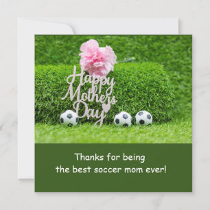 Tarjeta Festiva Día de la madre del fútbol con flor de clavel rosa